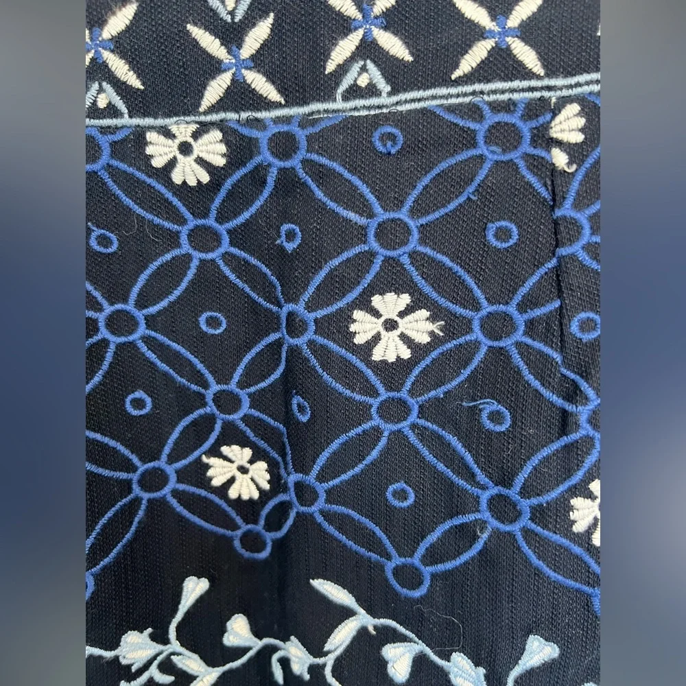 SOLD💙 EUC ANN TAYLOR LOFT Embroidered Navy Blue Skirt | Size 4 - Picture 4 of 10